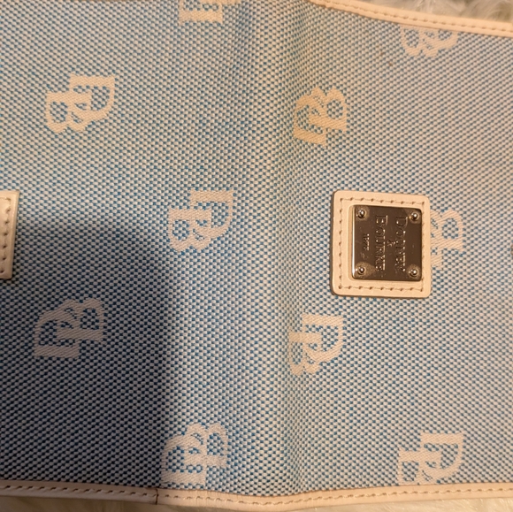 Lot Of Two Dooney And Burke Wallets, In Used Excellent Condition - Picture 3 of 5